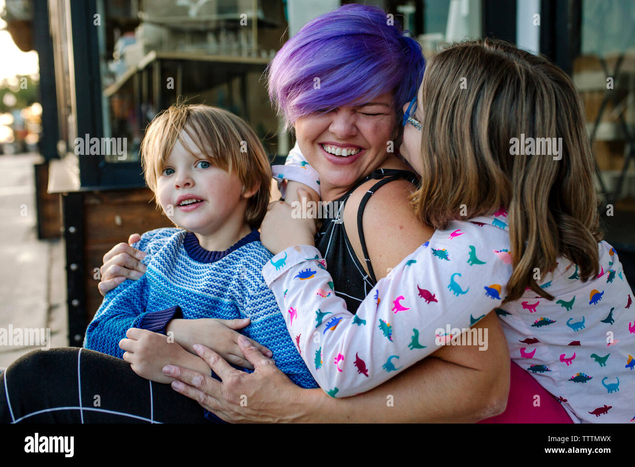 Glückliche Mutter mit Kindern im Straßencafe sitzen Stockfoto
