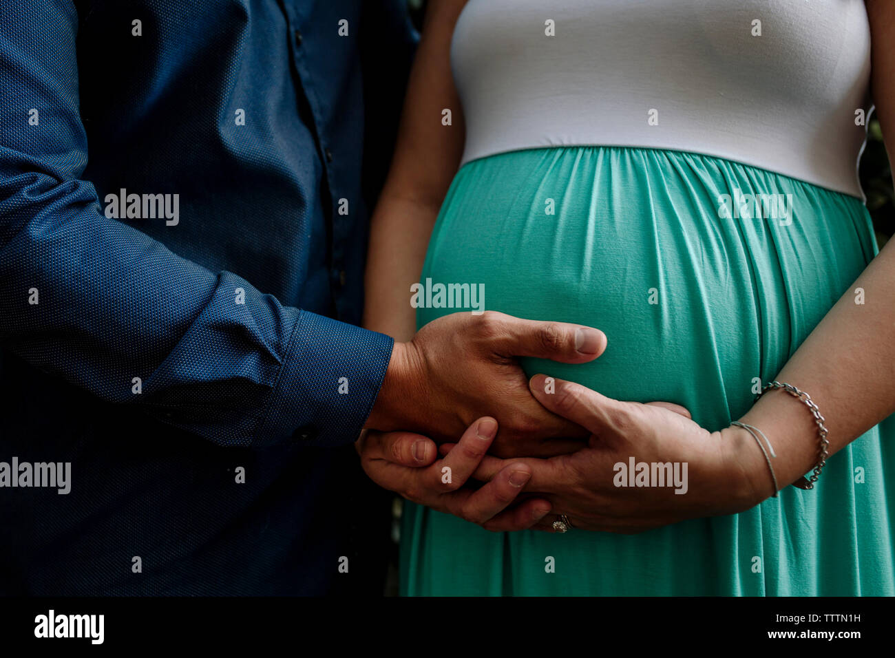 Mann mit bauch Fotos und Bildmaterial in hoher Auflösung Alamy