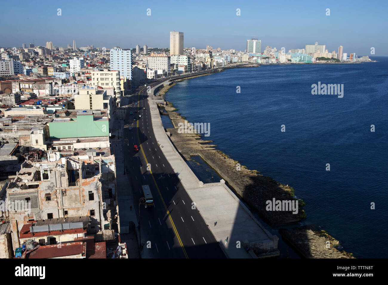 Hohe Betrachtungswinkel der Straße vom Meer in der Stadt gegen den klaren Himmel Stockfoto