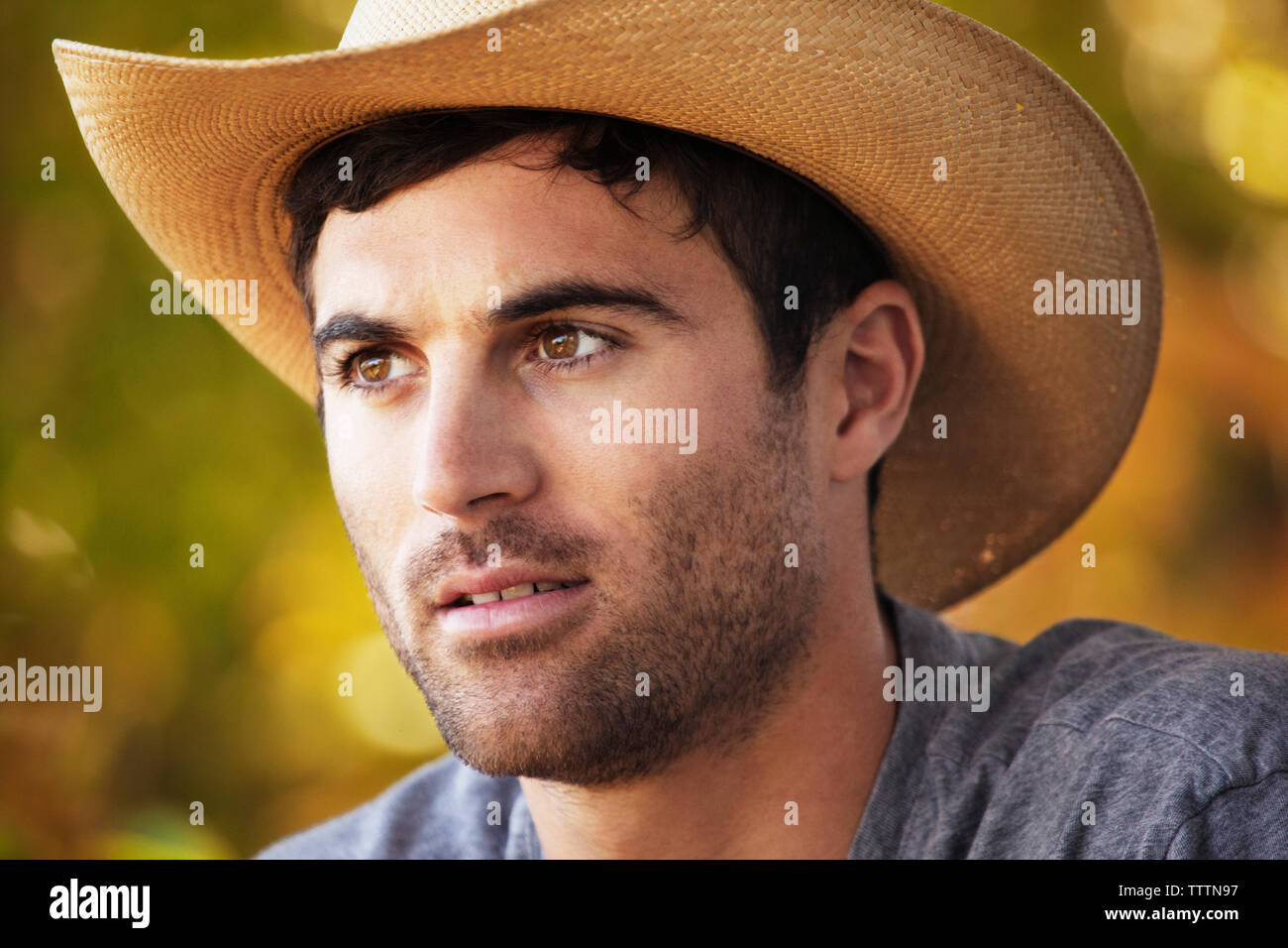 Nahaufnahme der Mann in Cowboy Hut weg schauen Stockfoto