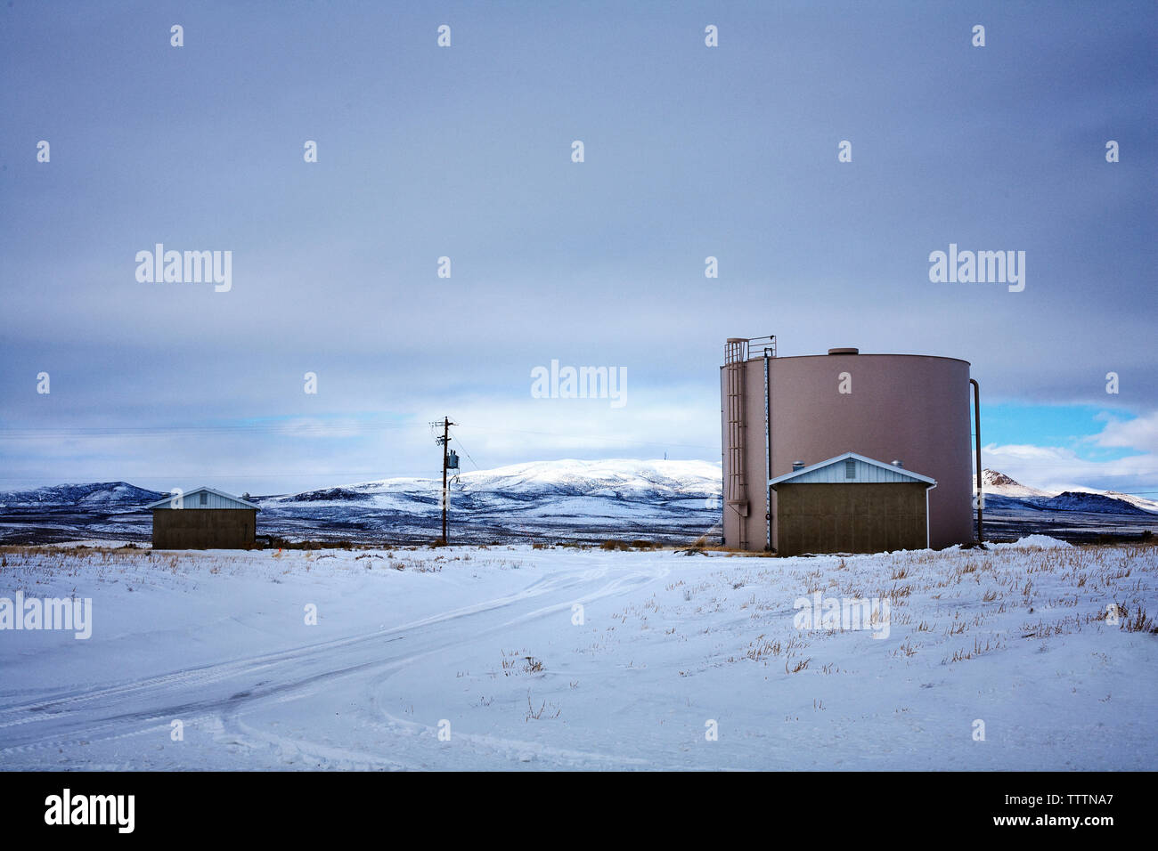Storage tank auf schneebedeckten Land gegen bewölkter Himmel Stockfoto