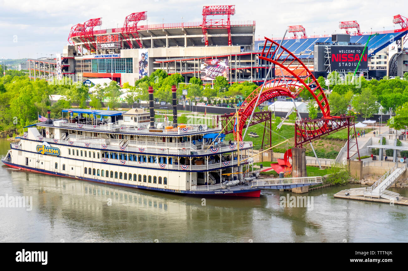 Der General Jackson Showboat Anker auf dem Cumberland River und Nissan Stadium im Hintergrund Nashville Tennessee USA. Stockfoto