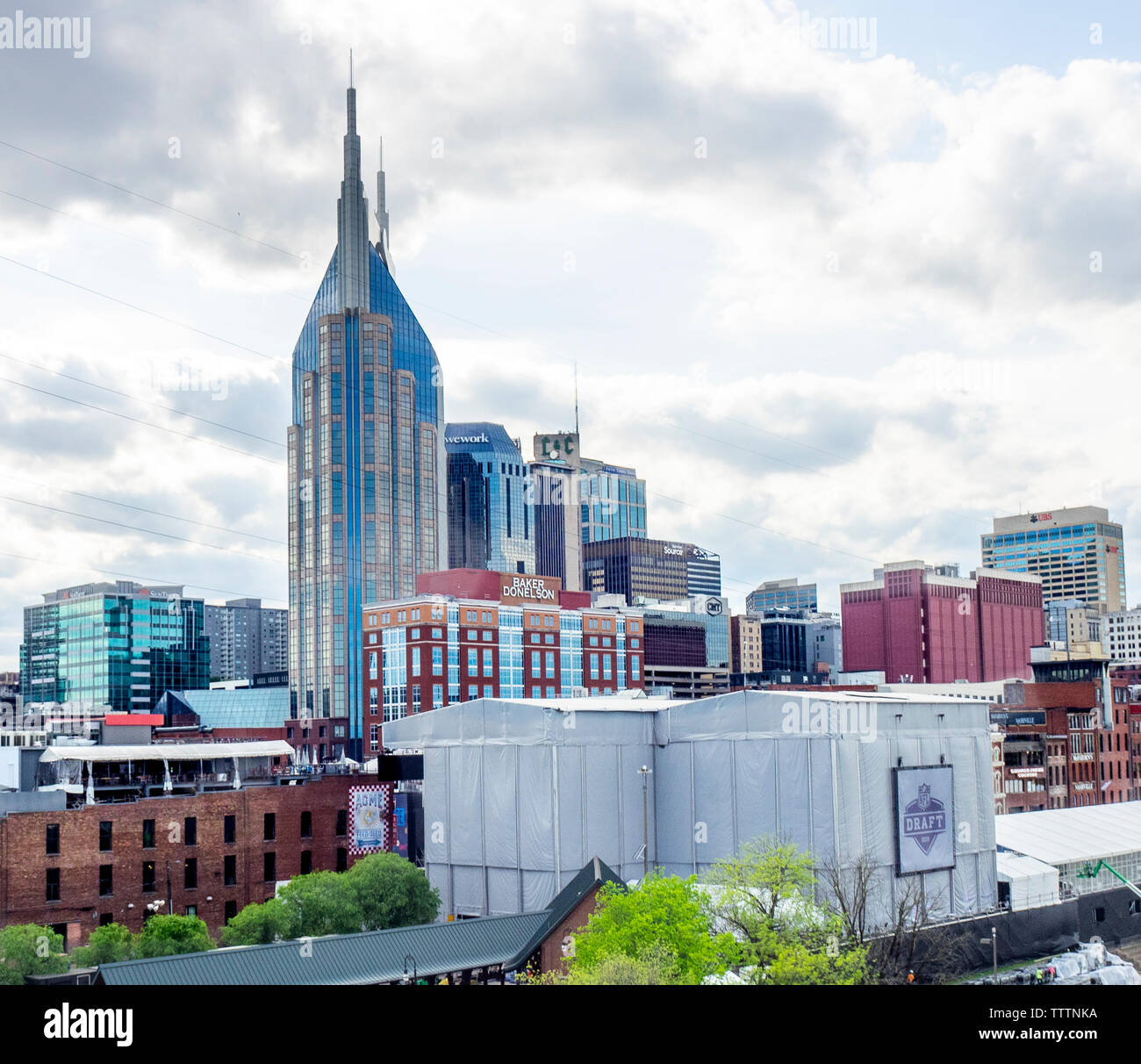 AT&T-Gebäude und die Skyline von Nashville Tennessee USA mit eine große temporäre Bühne am Broadway für das NFL Draft 2019 eingestellt. Stockfoto