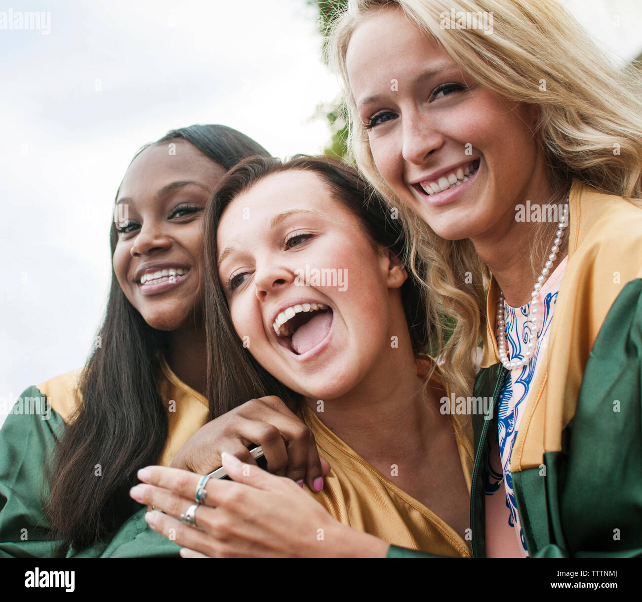 Gerne weibliche Freunde bei der Abschlussfeier Stockfoto