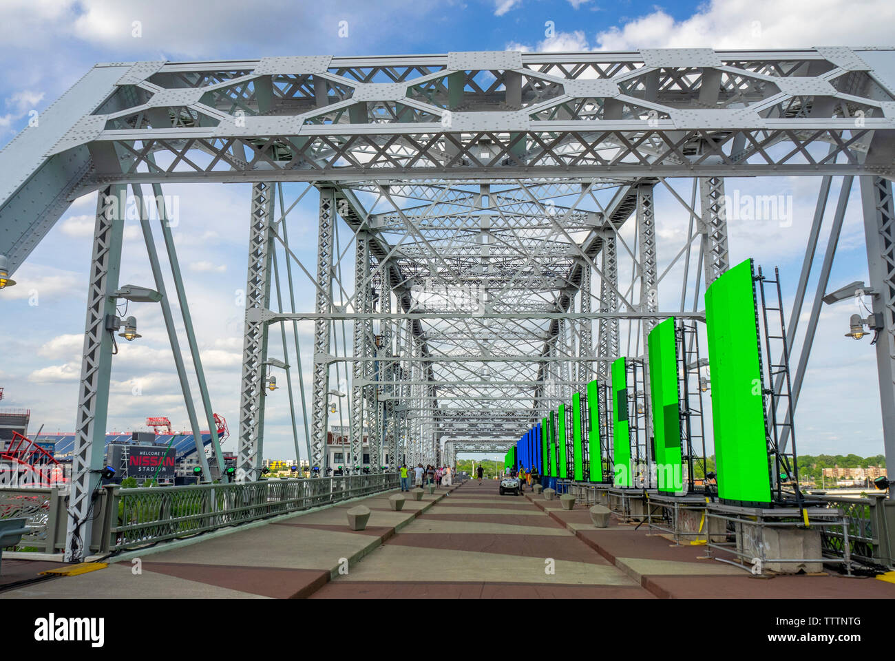 Große TV-Bildschirme auf dem John Seigenthaler Fußgängerbrücke im NFL Draft 2019 Nashville Te Stockfoto