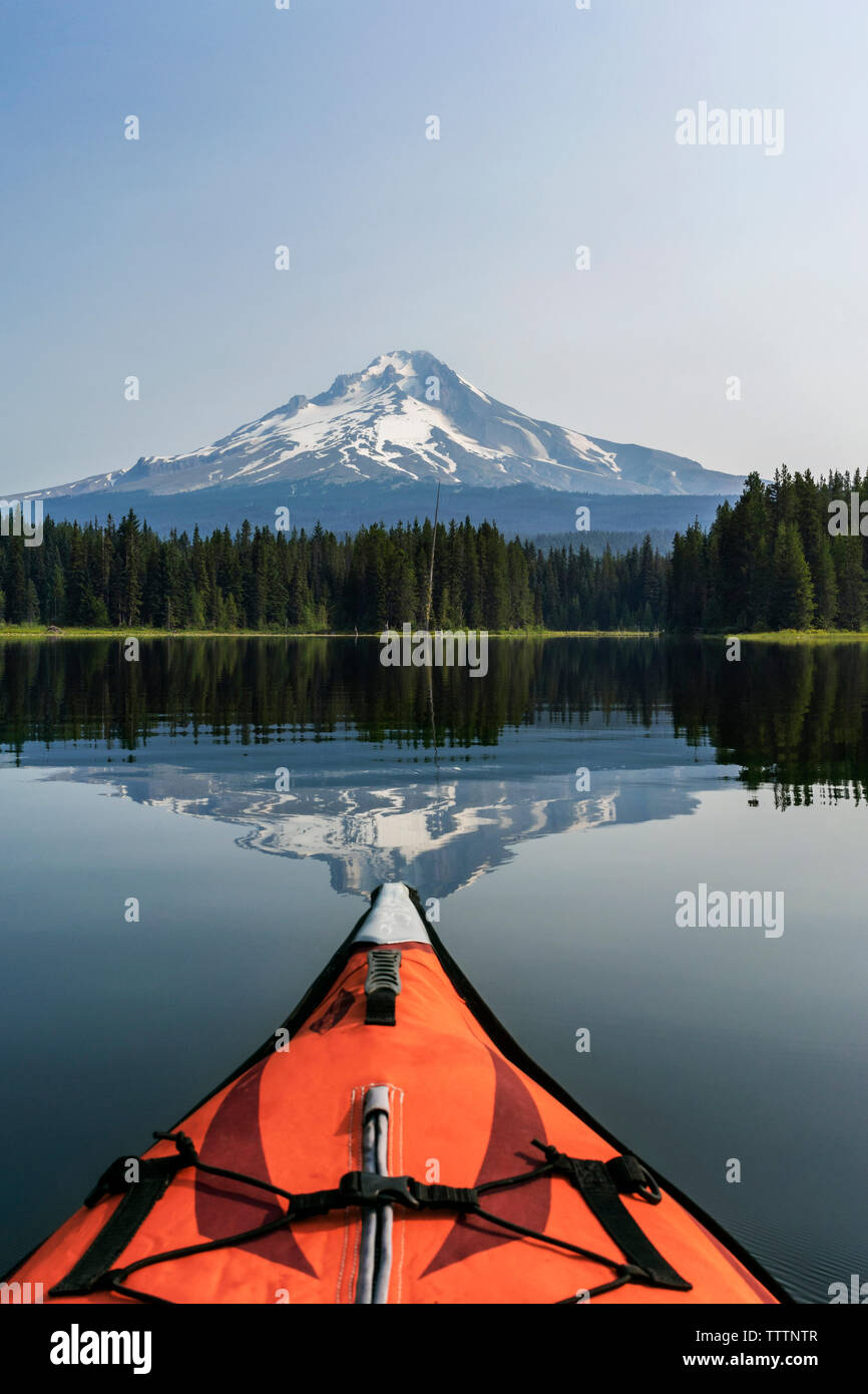 Kajak segeln auf See gegen Berge Stockfoto