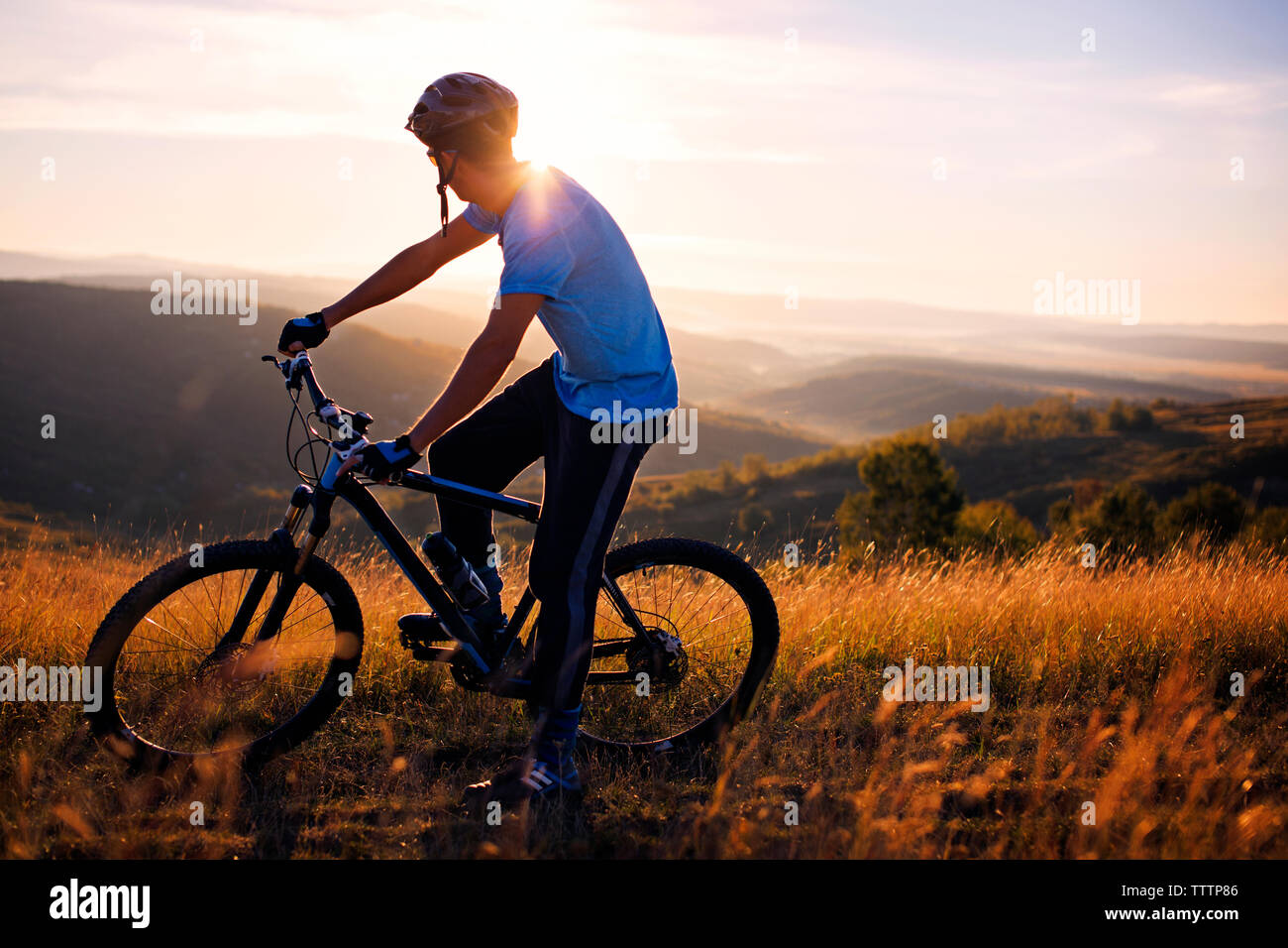 Seitenansicht der männlichen Radfahrer mit dem Fahrrad auf Berg Stockfoto