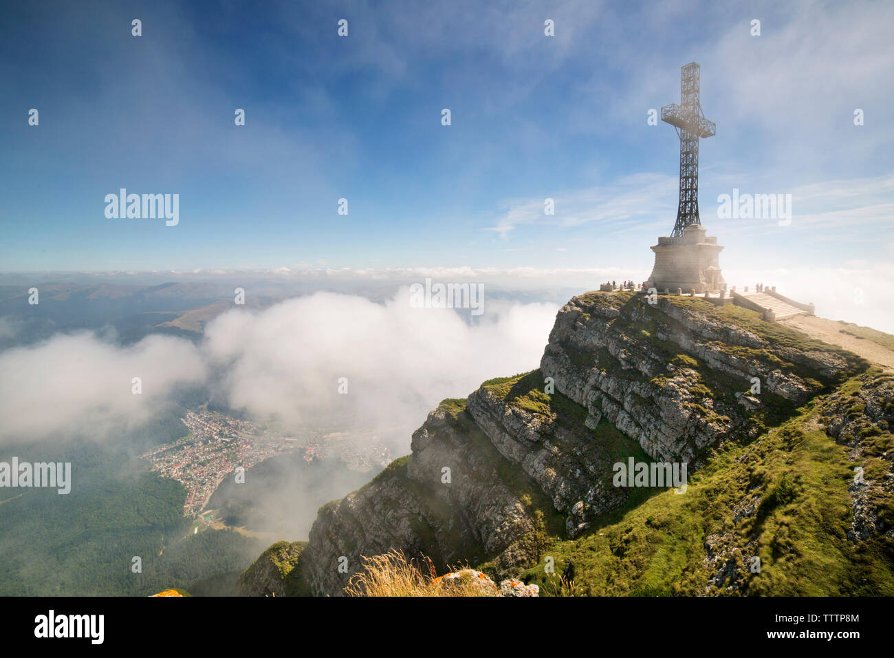 Blick auf Kreuz auf dem Berg gegen Sky Stockfoto