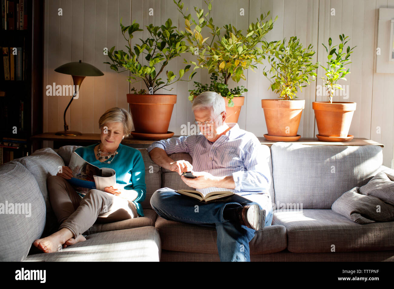 Senior Paar auf dem Sofa zu Hause sitzen Stockfoto