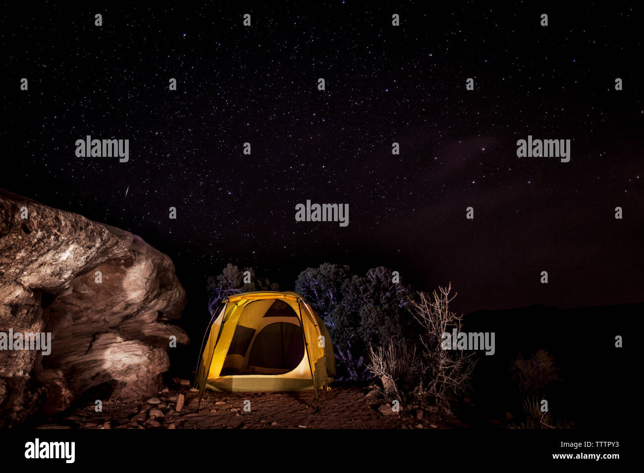 Zelt von Rock am Berg gegen Sternenhimmel Stockfoto