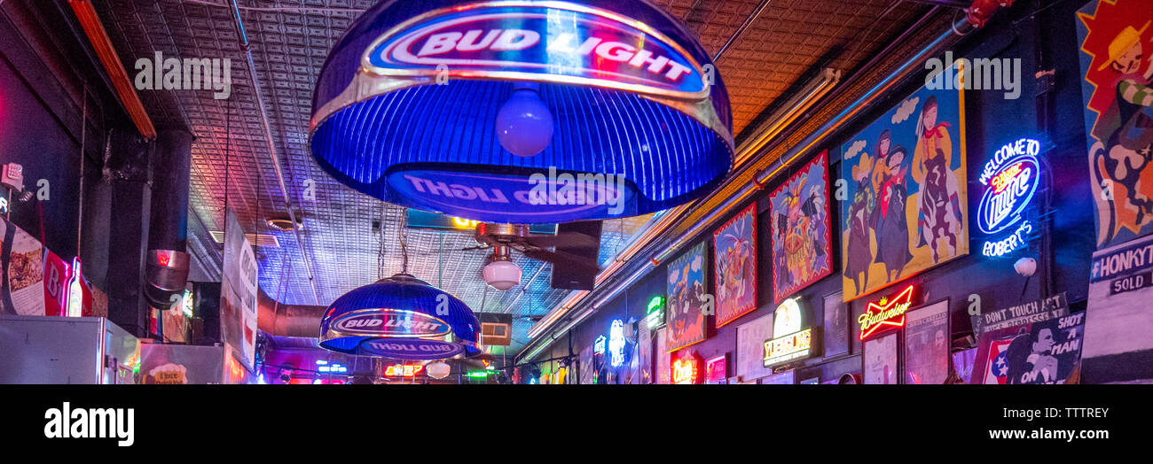 Große, helle Farbtöne Werbung Bud Light Bier, und Waal Plakate in Robert der westlichen Welt Restaurant und Konzertsaal Broadway in Nashville Tennessee. Stockfoto