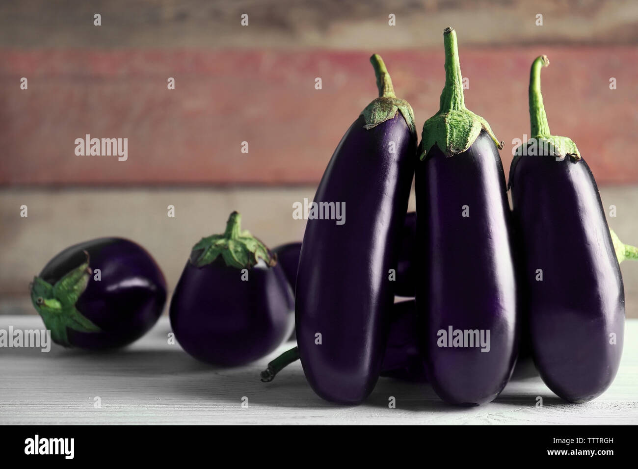 Frische Auberginen auf Tisch Stockfoto