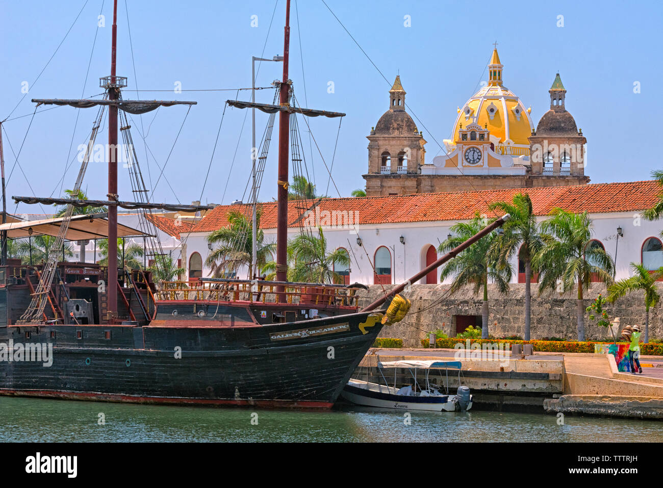 Alten stil Segelschiff im Hafen und Iglesia de San Pedro Claver in der Altstadt, Cartagena, UNESCO-Weltkulturerbe, Bolivar Abteilung, Colombi Stockfoto