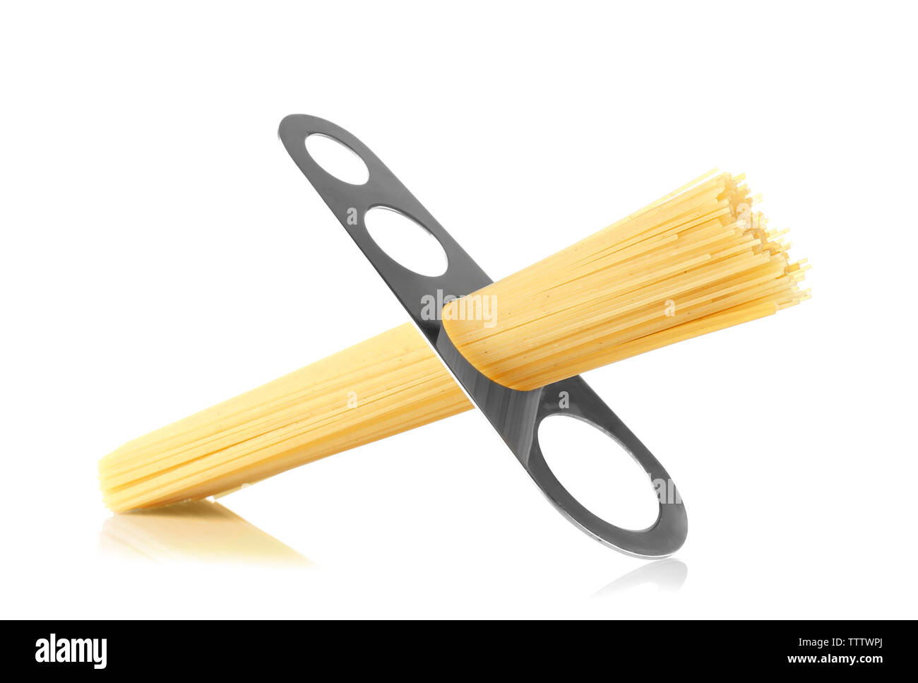 Spaghetti mit Messstab, auf weissem isoliert Stockfoto