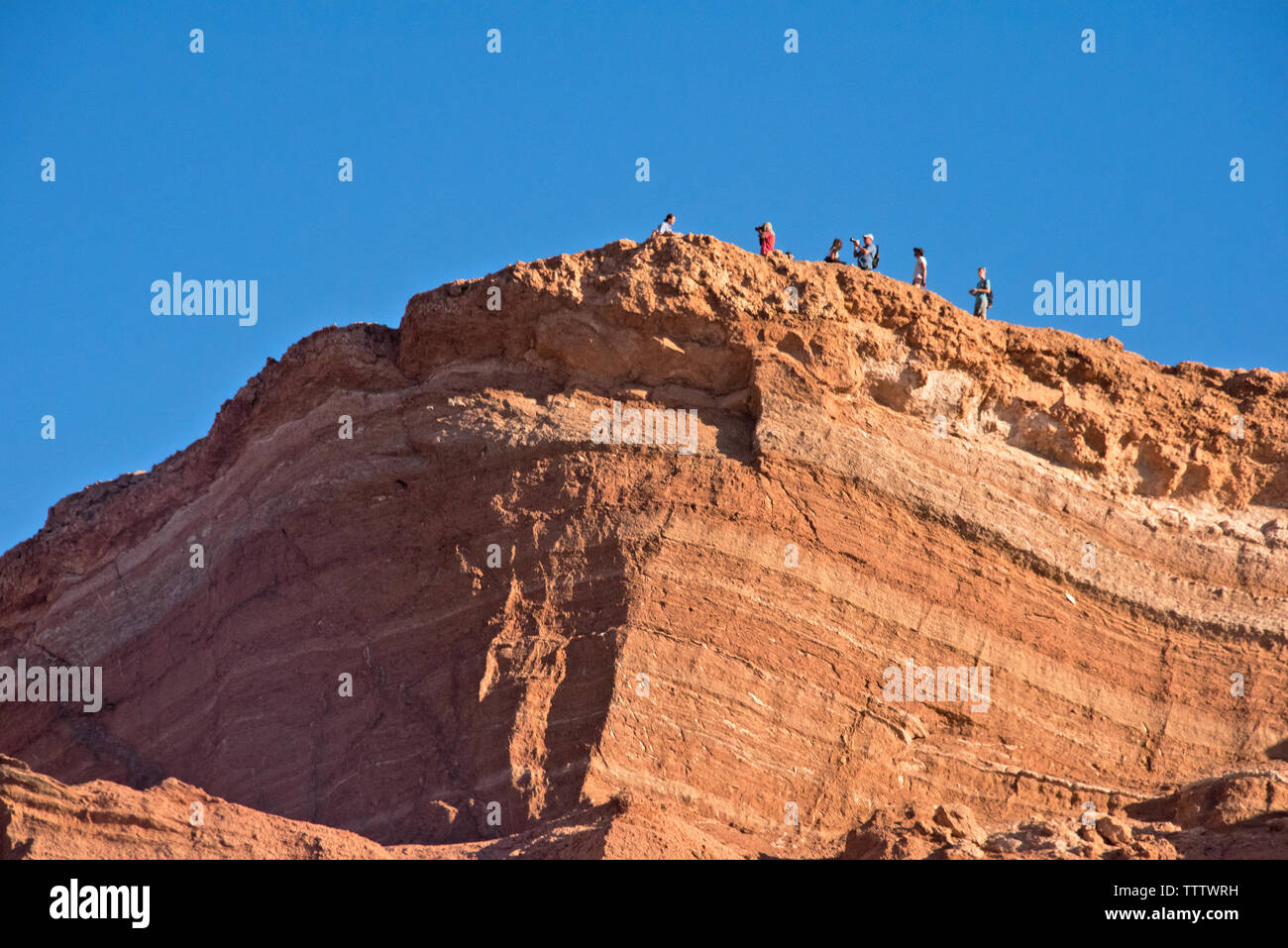 Touristen wandern im Valle de la Luna (Mondtal), San Pedro de Atacama Antofagasta Region, Chile Stockfoto