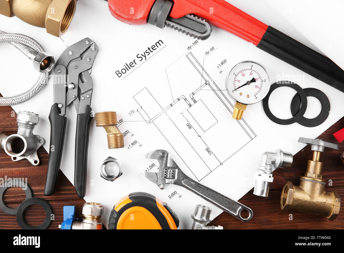 Sanitär Werkzeuge mit Haus plan auf hölzernen Hintergrund Stockfoto