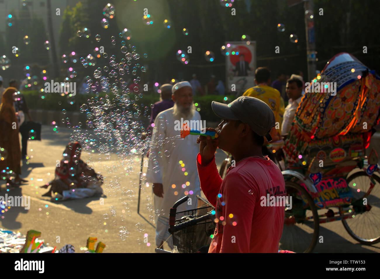 Eine Hawker bläst Seifenblasen am Straßenrand anlässlich des Eid ul Azha. Dhaka, Bangladesch. Stockfoto