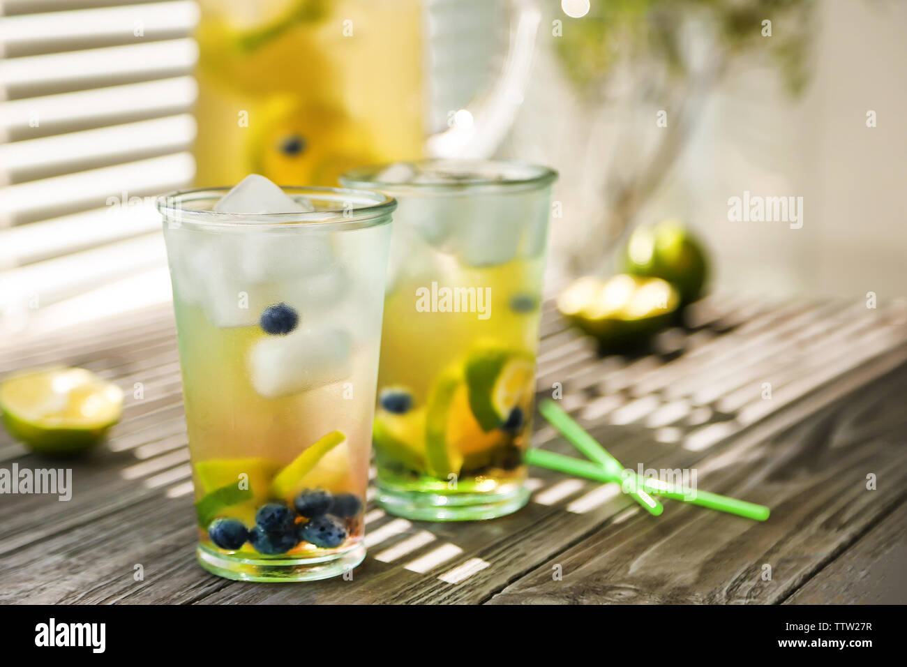 Frische Limonade mit Kalk und Heidelbeeren auf Fensterbank Stockfoto