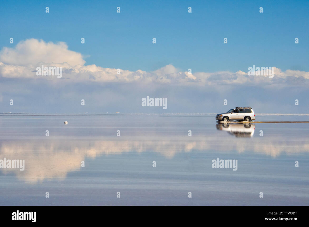 Jeep fahren auf der reflektierten Fläche der Salzsee, Salar de Uyuni, Potosi, Bolivien Stockfoto
