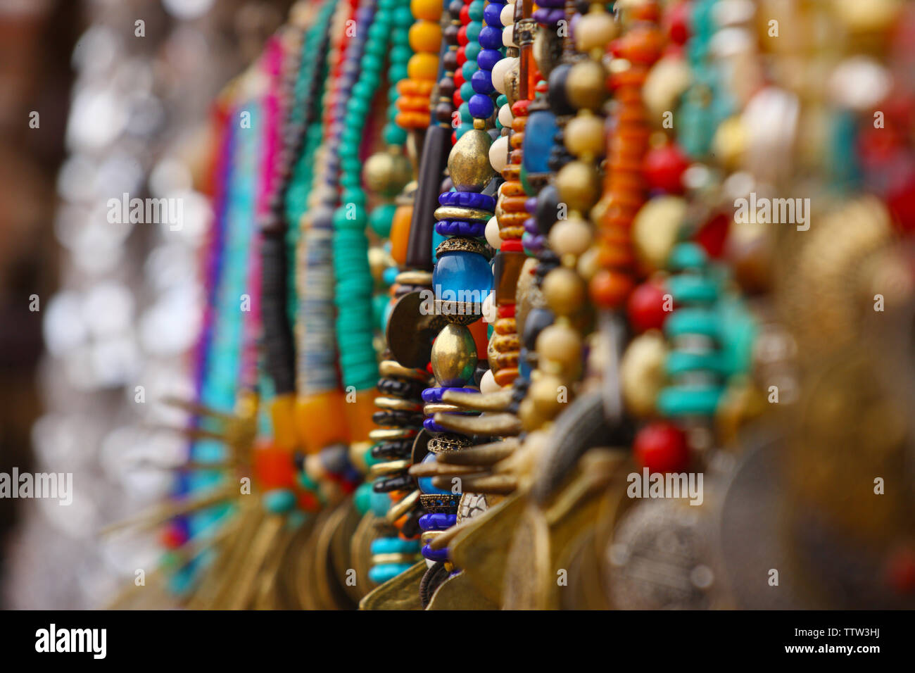 Perlenkette an einem Marktstand, Dilli Haat, New Delhi, Indien Stockfoto