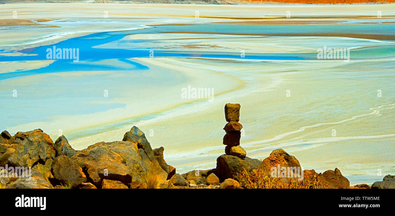 Laguna Salar de Talar mit Rock Pile, San Pedro de Atacama Antofagasta Region, Chile Stockfoto
