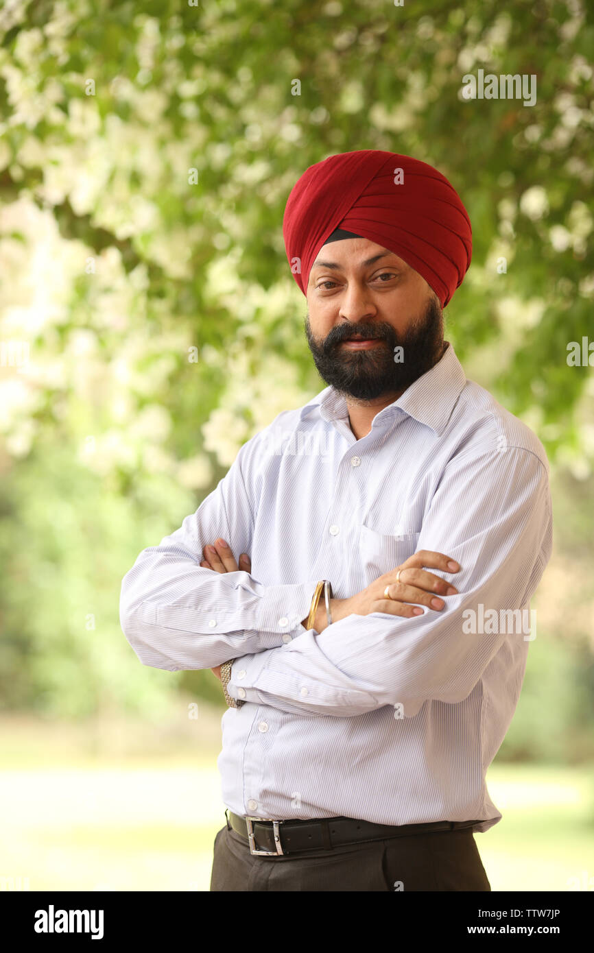 Porträt eines Mannes Stand mit verschränkten Armen Stockfoto