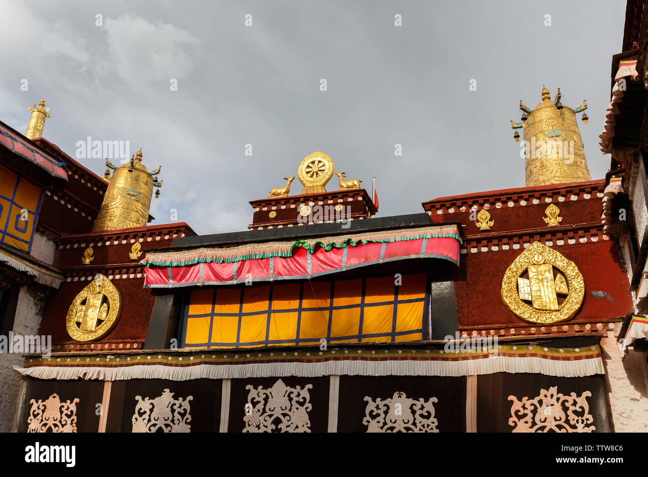 Ansicht auf dem Dach des Jokhang Tempel: Golden Dharma Rad mit Rehe und zwei gebetsmühlen. Zentrum des Tibetischen Buddhismus. Stockfoto