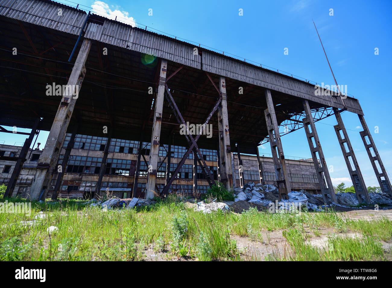 Ansicht einer verlassenen Fabrik, Lager in einem Industriegebiet. Horizontale Fotografie Stockfoto