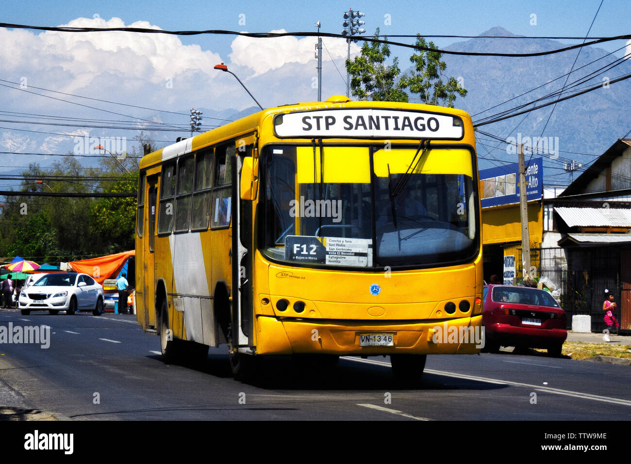 SANTIAGO, CHILE - NOVEMBER 2014: Eine alte Bus aus dem transantiago System im Puente Alto Stockfoto