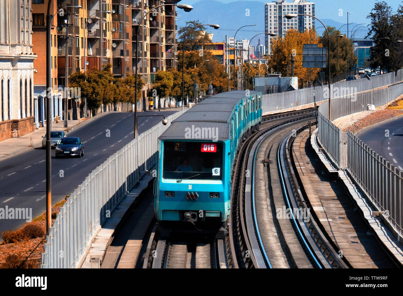 SANTIAGO, CHILE - Februar 2015: Ein alter Zug zwischen zwei Stationen Stockfoto