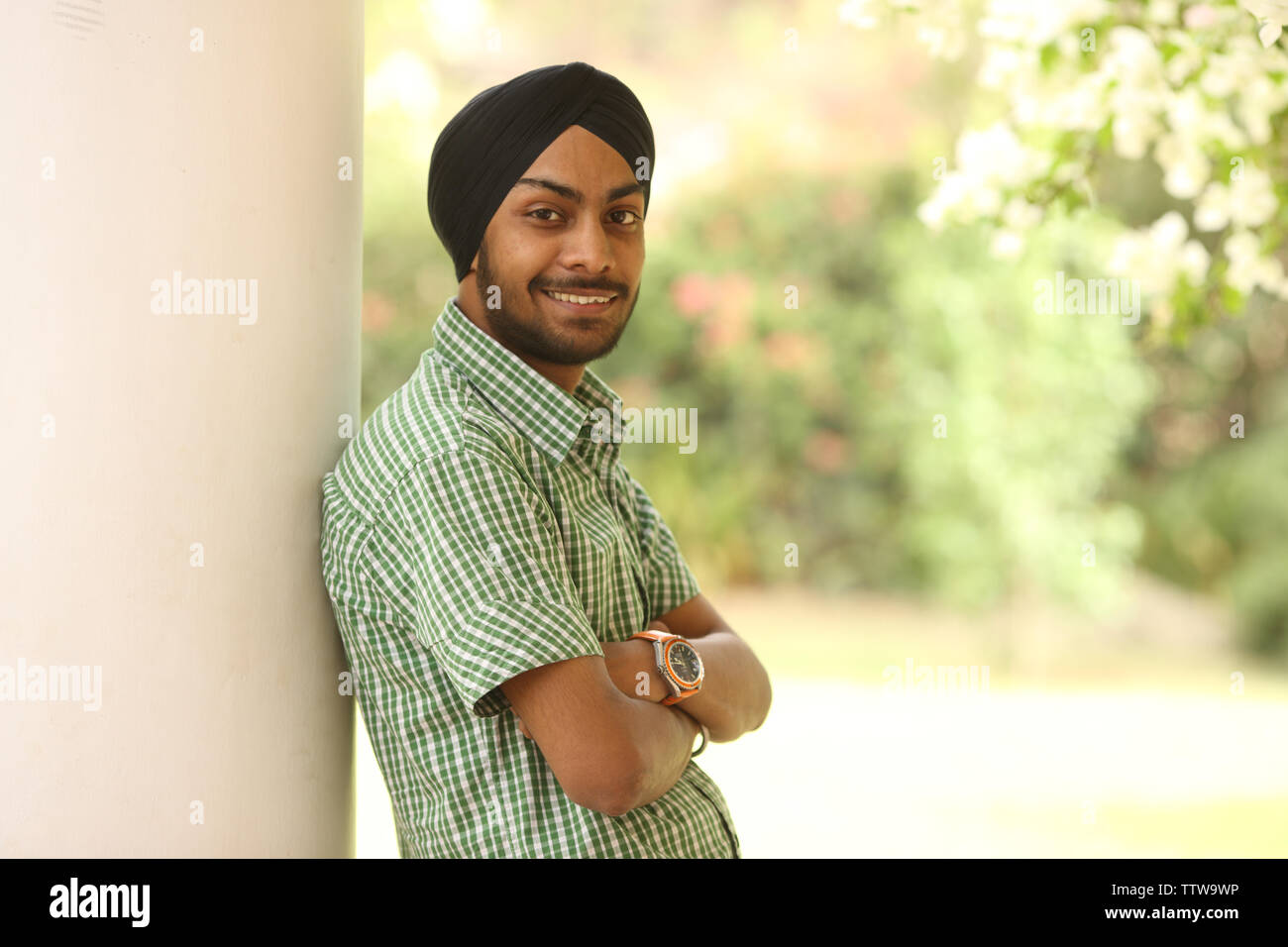 Porträt eines Mannes mit seinem verschränkten Armen stehend Stockfoto