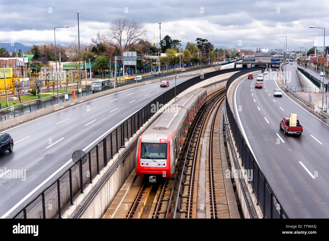 SANTIAGO, CHILE - AUGUST 2015: Bei einem bewölkten und regnerischen Tag, ein Stahl als 02 Zug zur nächsten Station Stockfoto