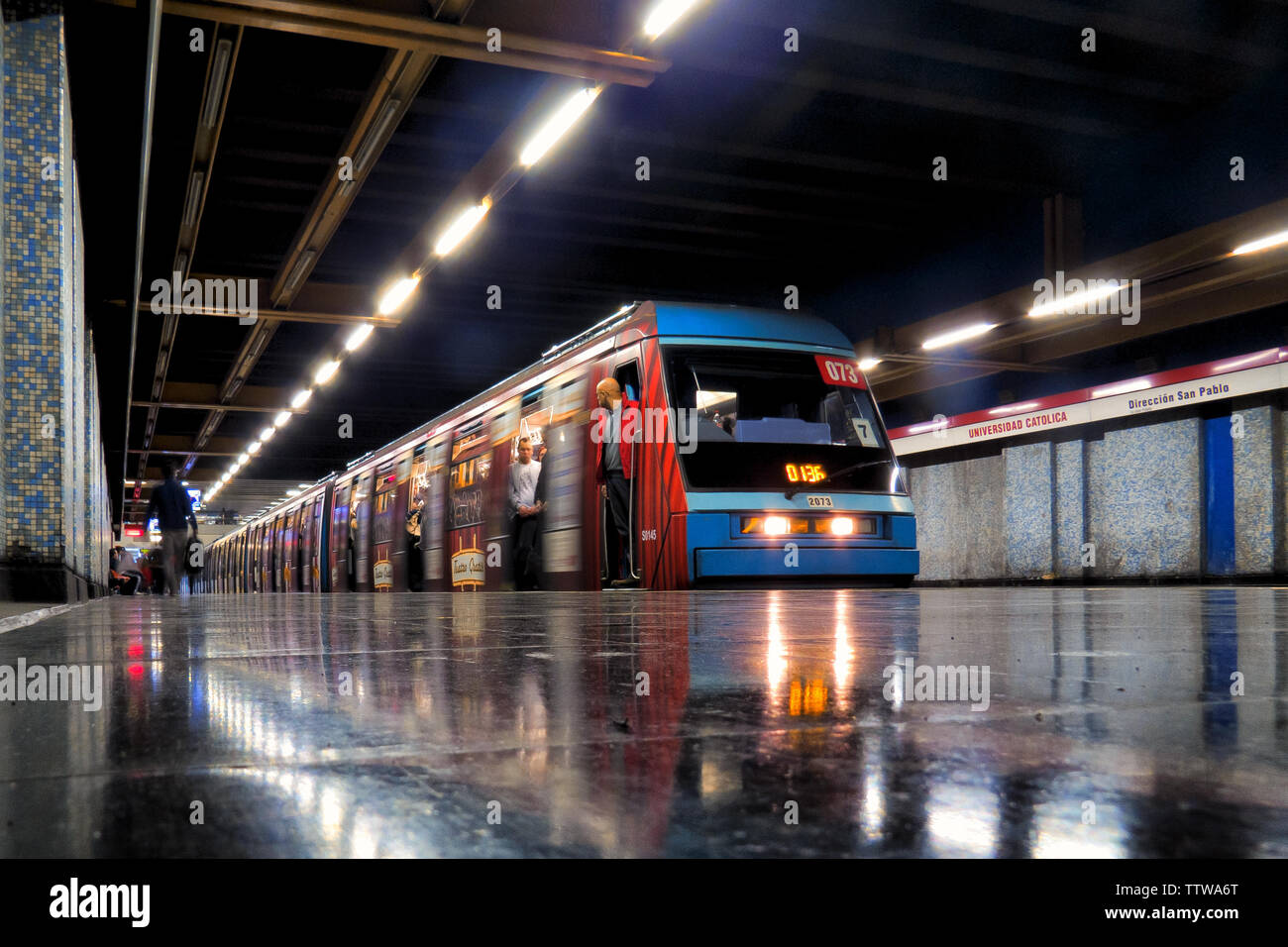 SANTIAGO, CHILE - AUGUST 2014: Ein branded NS 93 Zug an der Universidad Católica station Stockfoto
