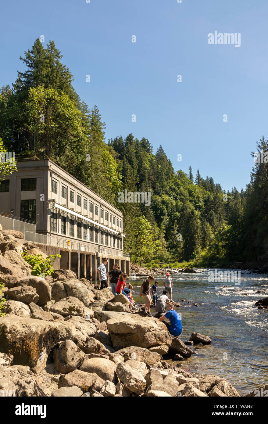 Touristen außerhalb des Snoqualmie Falls Wasserkraftwerk Nummer 2, Washington, USA Stockfoto