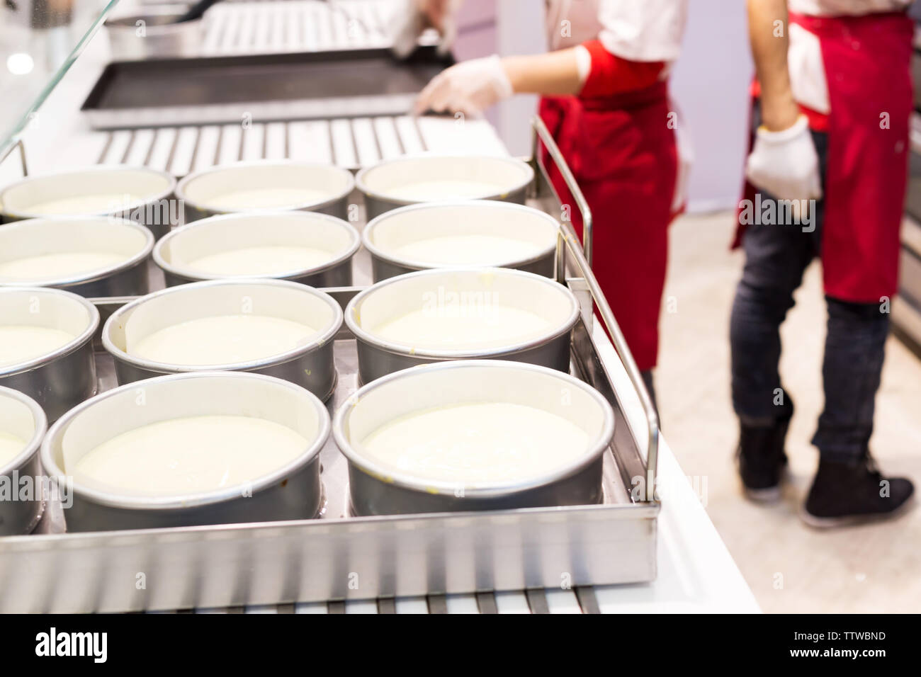 Kuchen backen in der Springform Stockfoto