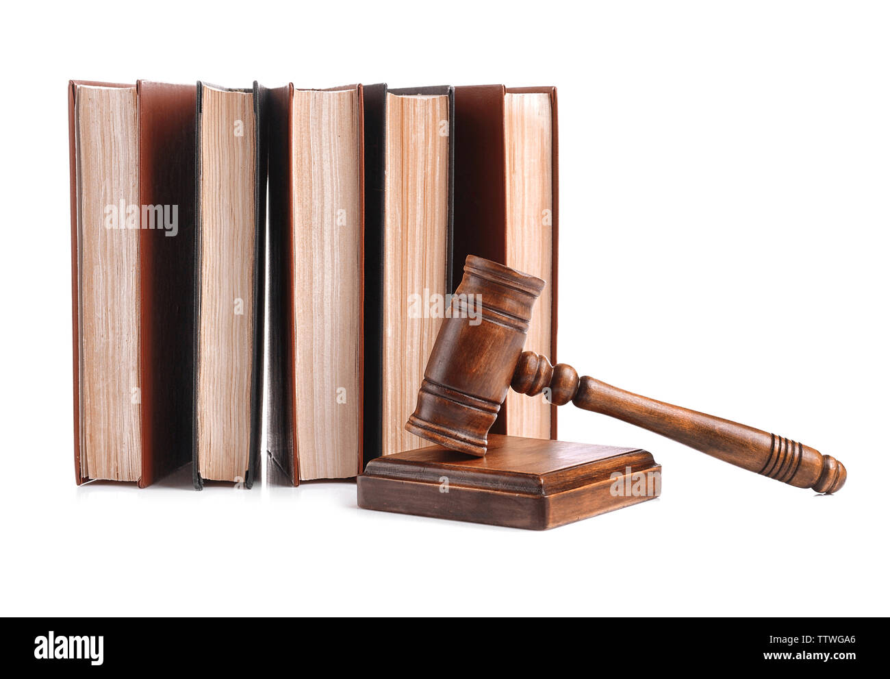 Hammer mit Sound Block und Bücher isoliert auf weißem Stockfoto