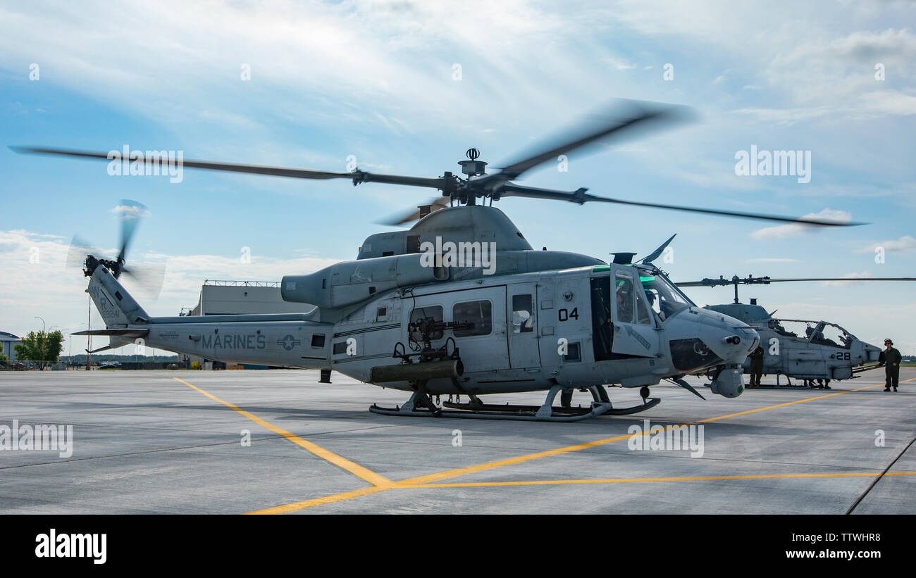 Ein UH-1Y Venom Helikopter mit Marine Light Attack Helicopter Squadron 775, Marine Flugzeuge Gruppe 41, 4 Marine Flugzeugflügel, bereitet sie an der Canadian Forces Base kalten See, Kanada, 15. Juni 2019, zur Unterstützung der Sentinel Edge 19. Die Marine Reserve spielt eine entscheidende Komponente für das Marine Corps" Insgesamt Kraft und Training wie SE 19 hilft Finden Einheiten Schlagkraft und Leistungsfähigkeit für die weltweite Bereitstellung zu gewährleisten. (U.S. Marine Corps Foto von Lance Cpl. Jose Gonzalez) Stockfoto