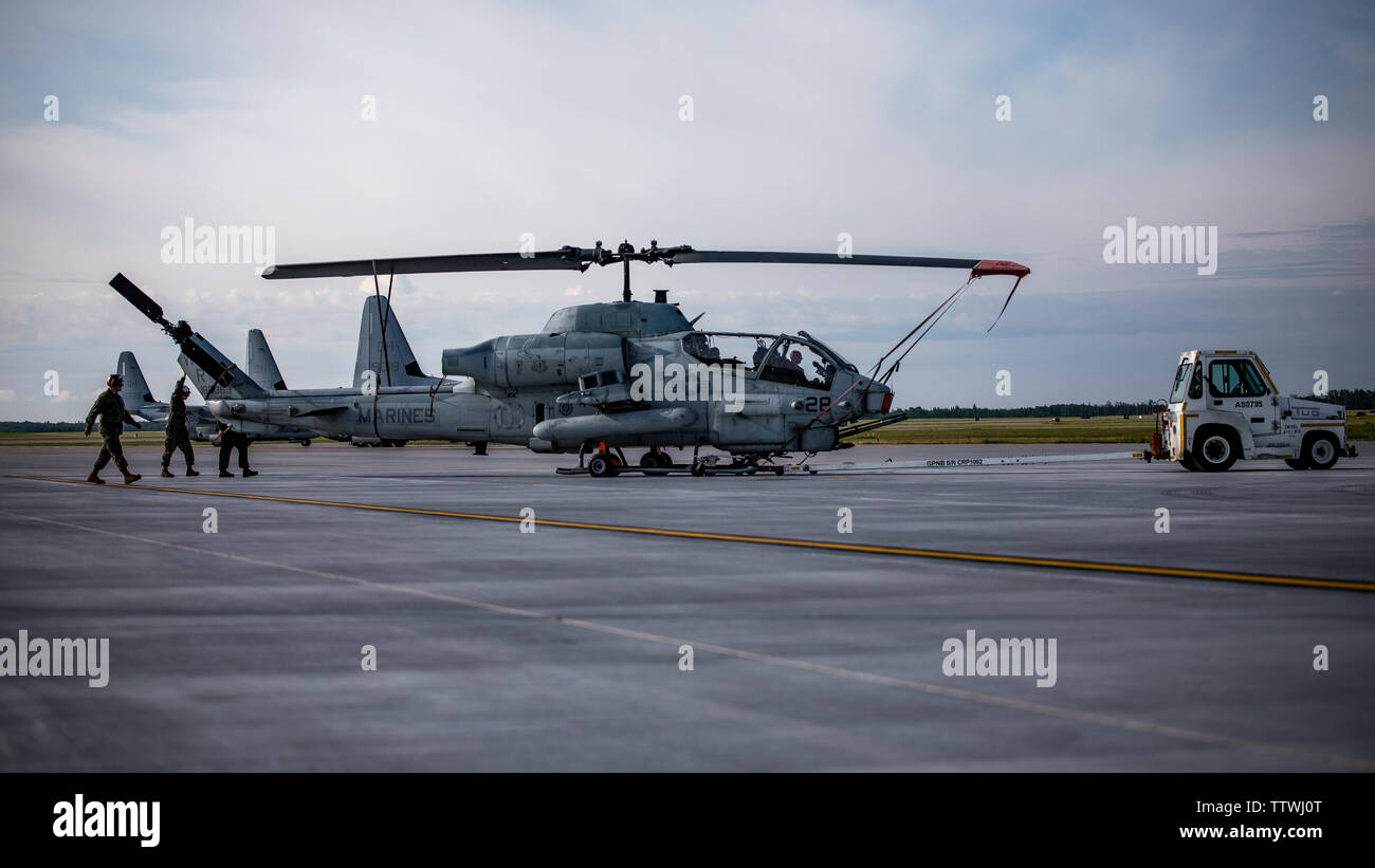 Eine AH-1W SuperCobra mit Marine Light Attack Helicopter Squadron 775, Marine Flugzeuge Gruppe 41, 4 Marine Flugzeugflügel, erhält, bevor eine Wartung an der Canadian Forces Base kalten See, Kanada, 16. Juni 2019, zur Unterstützung der Sentinel Edge 19 abgeschleppt. Übungen, wie SE 19, garantiert Finden Marines beherrschen und in der Lage sind, erfolgreiche Integration mit Active Duty Marines, die Marine Reserve kritisch auf die Marine Corps" insgesamt. (U.S. Marine Corps Foto von Lance Cpl. Jose Gonzalez) Stockfoto