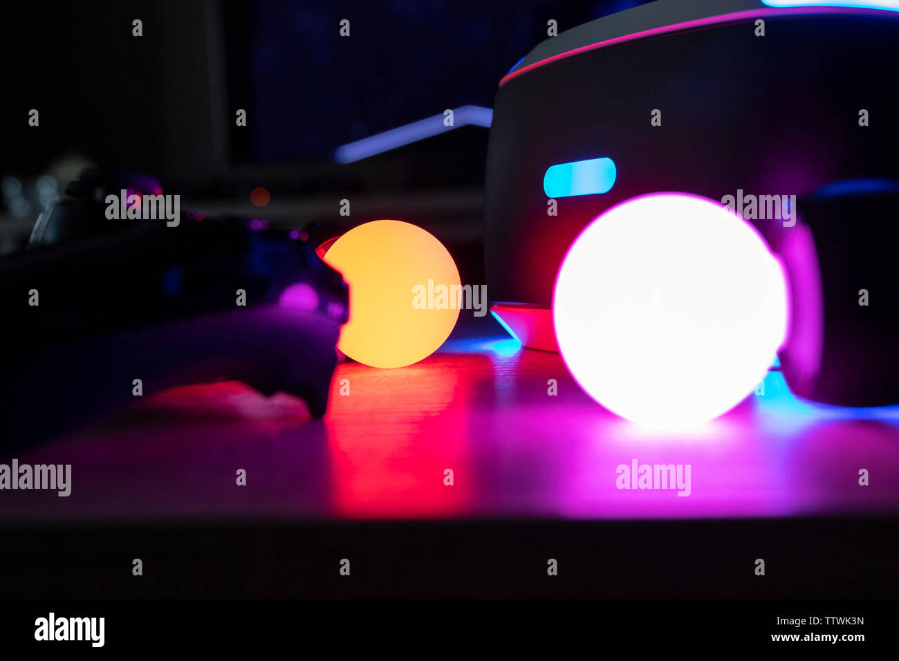 BRECHT, Belgien - 12 Juni 2019: eine Playstation VR-Headset, Controller und Steuerungen Beleuchtung bis die Tabelle in einer dunklen Wohnzimmer. Stockfoto