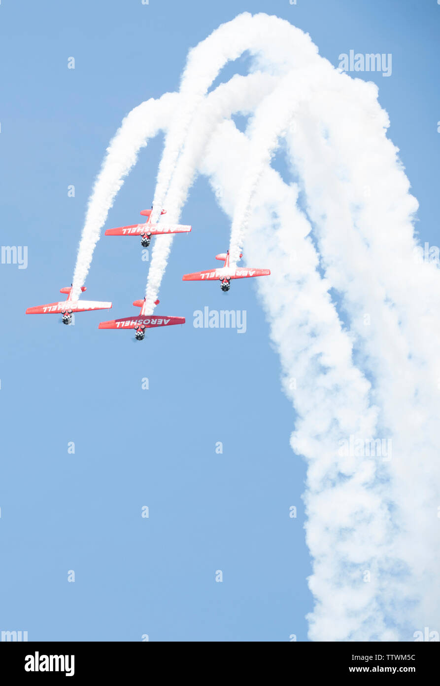 Die AeroShell Kunstflugstaffel, eine Antenne demonstration Team, führt über Nordamerika, fliegen in Formation am 16. Juni 2019, über Whiteman Air Force Base, Missouri. AeroShell war einer von mehr als 10 Rechtsakten während der 2019 Flügel über Whiteman für Luft- und Raumfahrt zeigen. (U.S. Air Force Foto: Staff Sgt. Kayla Weiß) Stockfoto