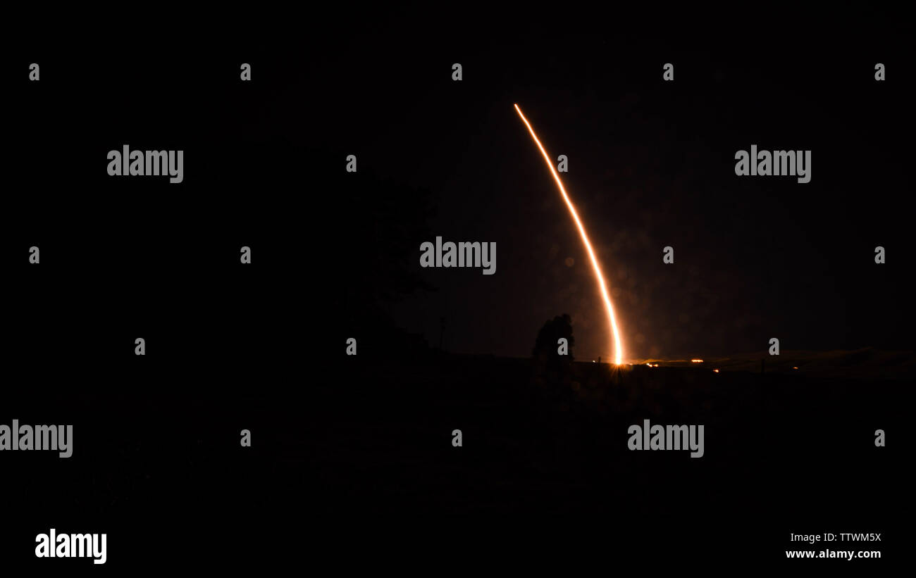 Ein unbewaffneter Minuteman III Intercontinental Ballistic Missile startet während der Funktionsprüfung, Feb 5, 2019 auf der Vandenberg Air Force Base, Calif. Es gibt viele verschiedene Komponenten. Ob es 30 Space Wing Piloten werden, Mission, Mission Partner, Regierungsstellen und privaten Unternehmen oder Auftragnehmer, die auf den Start einer Rakete oder Rakete am Vandenberg AFB, die jeweils unterschiedliche Rolle beitragen, spielt eine wichtige Rolle bei der Verwirklichung der Mission. (U.S. Air Force Foto von Airman 1st Class Aubree Milch) Stockfoto
