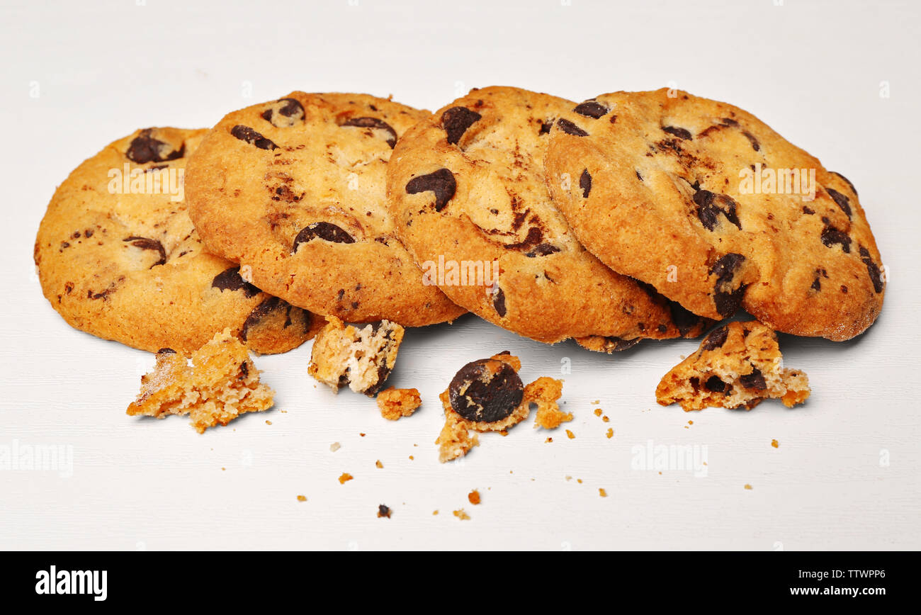 Leckere Cookies mit Schokoladenstückchen und Krümel auf weißem Hintergrund Stockfoto