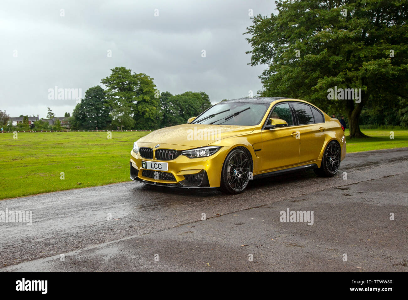 2015 Gold gelbes BMW M4 Coupé auf dem Leyland Festival, Großbritannien Stockfoto