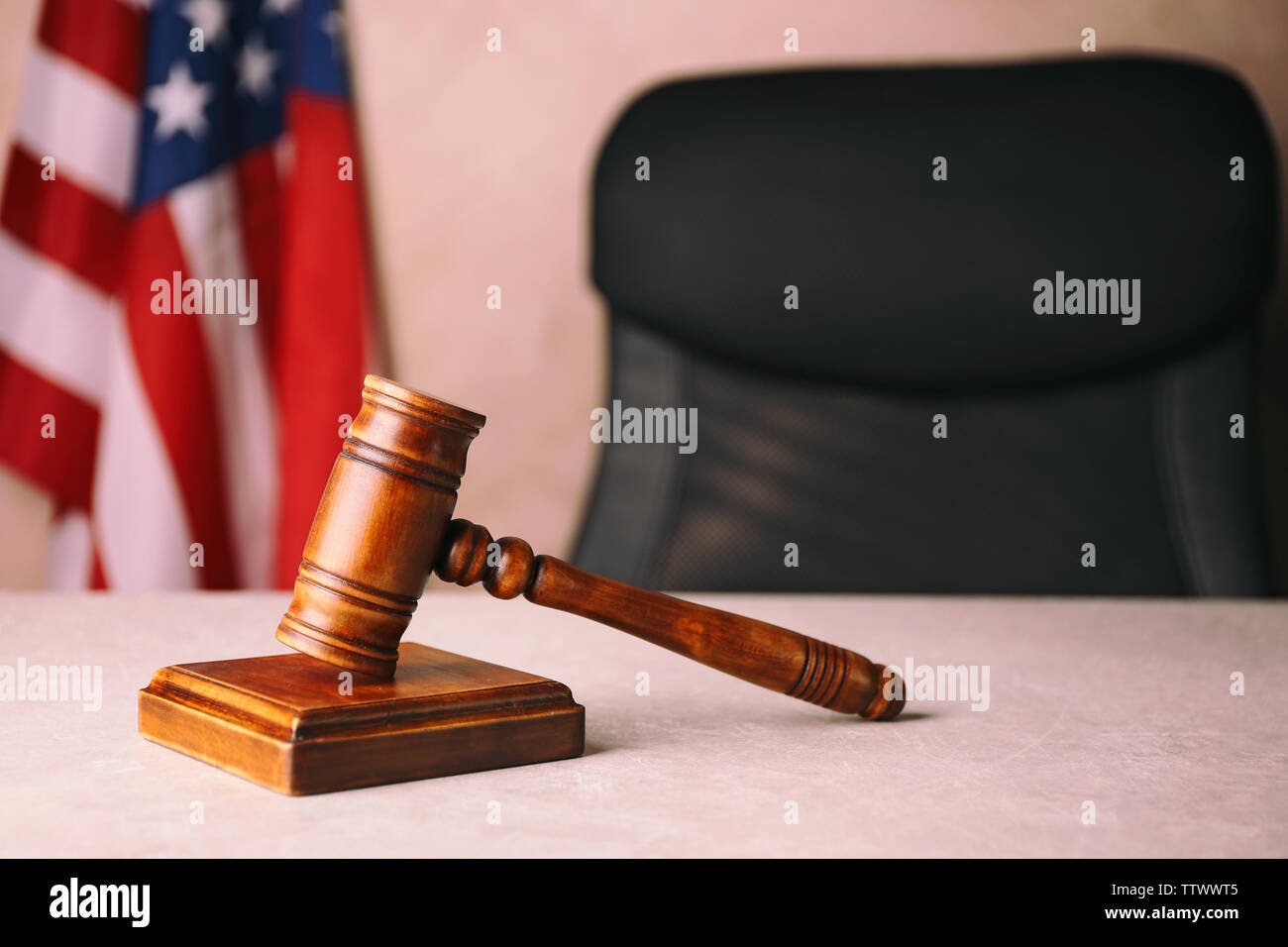 Richter Hammer und Resonanzboden auf Tisch Stockfoto