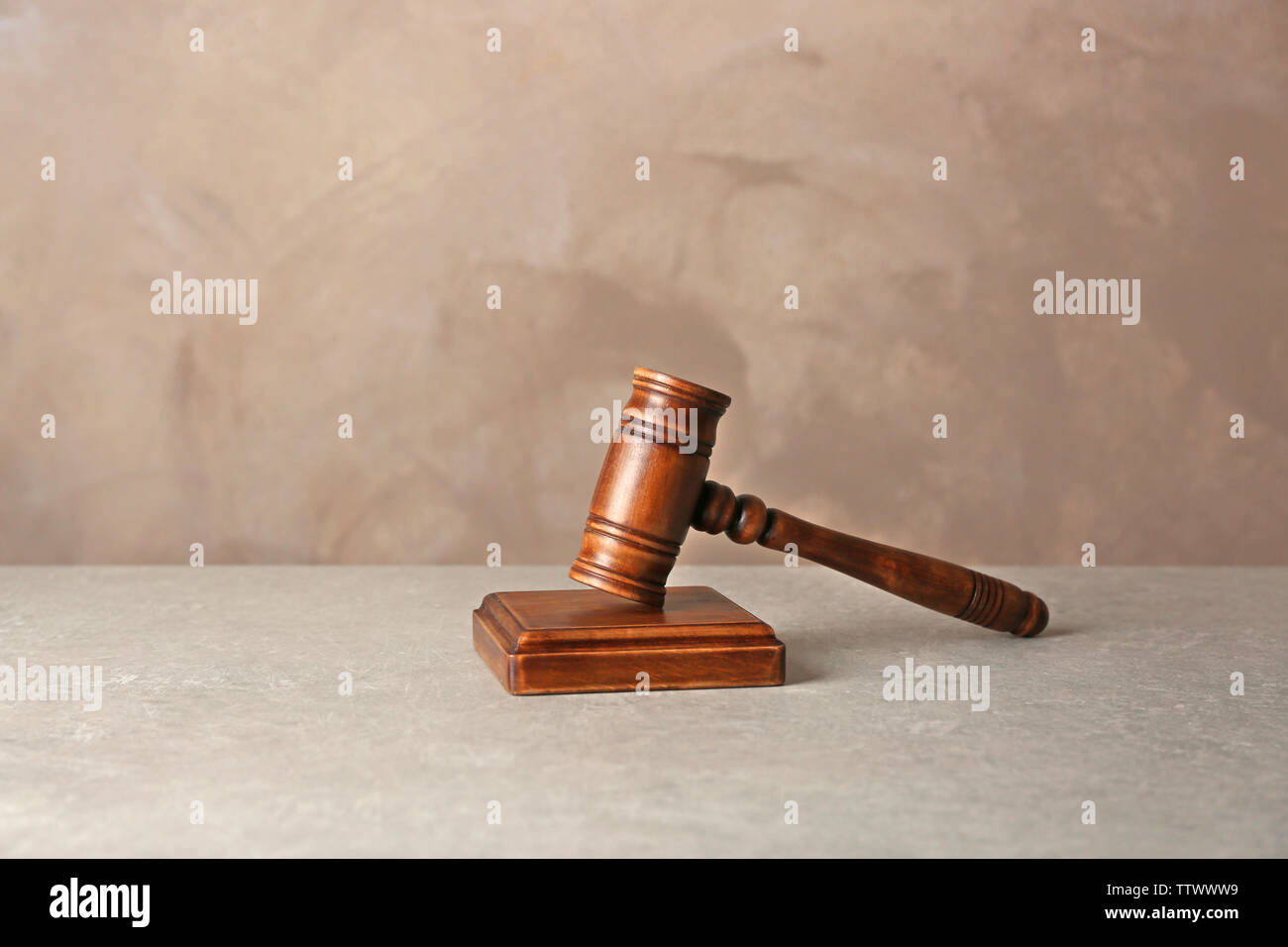 Richter Hammer und Resonanzboden auf grauem Hintergrund Stockfoto