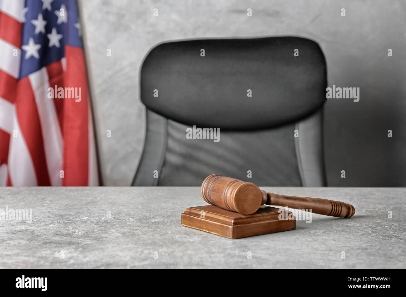 Richter Hammer und Resonanzboden auf Tisch Stockfoto