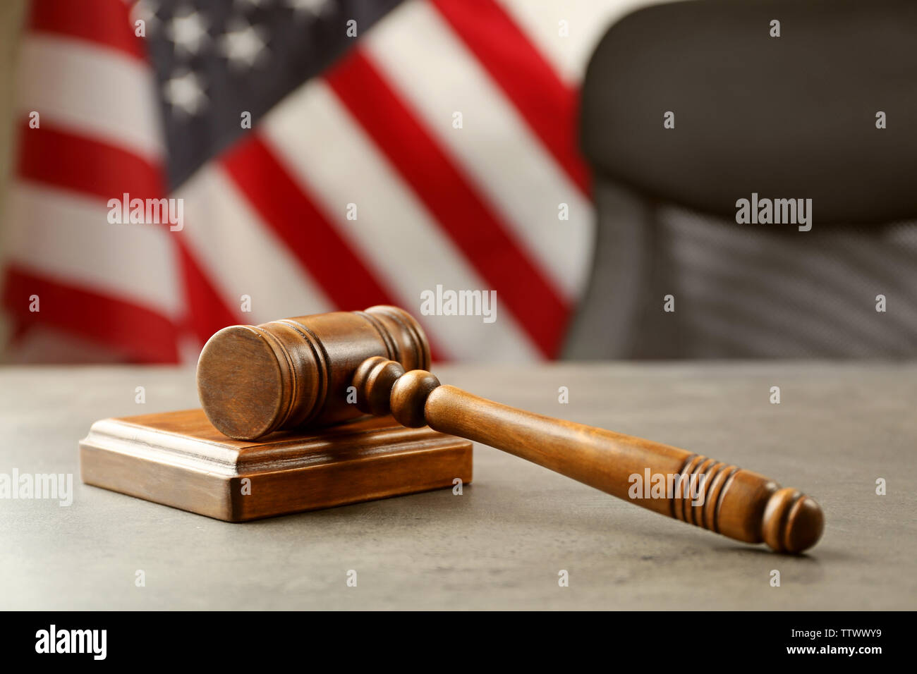 Richter Hammer und Resonanzboden auf Tisch Stockfoto