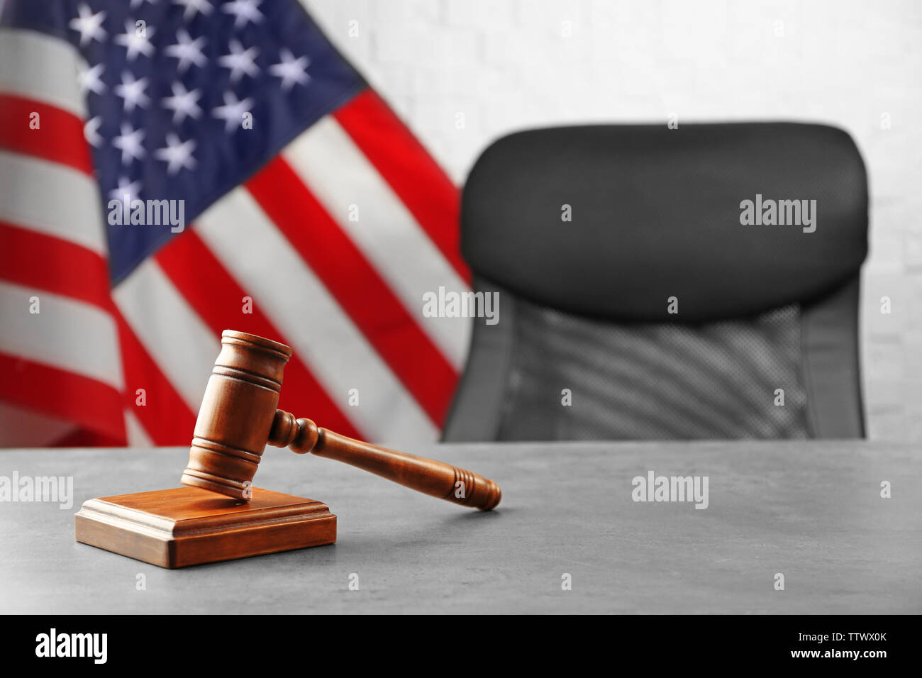 Richter Hammer und Resonanzboden auf Tisch Stockfoto