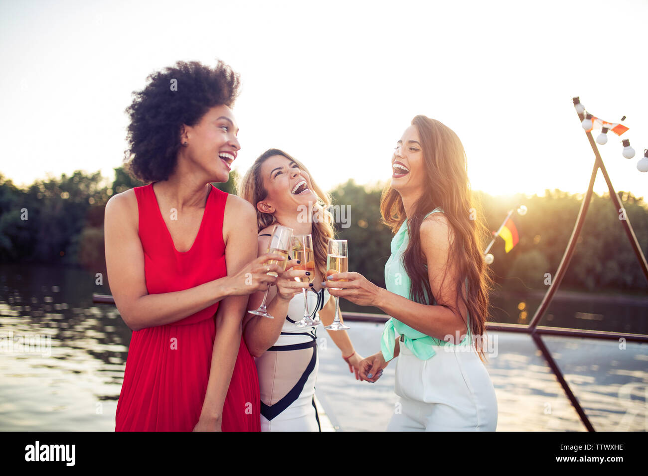 Gruppe der glücklichen Freunde trinken Champagner und feiern das neue Jahr Stockfoto