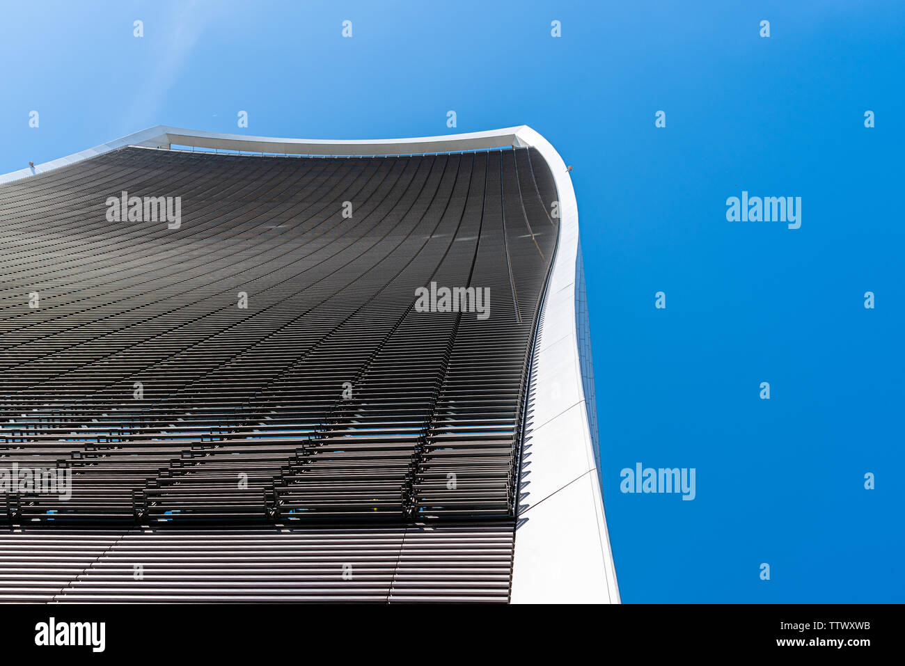 London, UK, 14. Mai 2019: Low Angle View von 20 Fenchurch Wolkenkratzer in London gegen die blauen Himmel. Auch als Walkie Talkie bekannte Gebäude Stockfoto